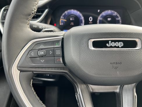 Used 2024 Jeep Grand Cherokee Altitude image 28