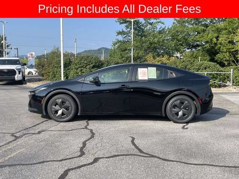 Used 2024 Toyota Prius LE FWD image 2