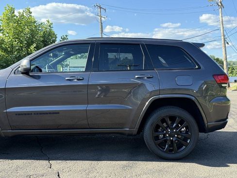 Used 2019 Jeep Grand Cherokee Altitude AWD/4WD image 6