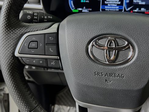 Used 2025 Toyota Sienna Platinum AWD/4WD image 19