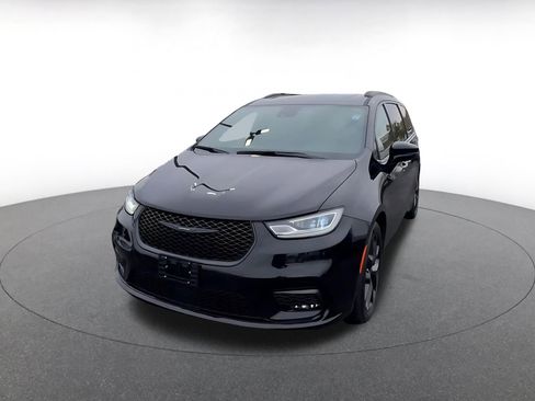 Used 2025 Chrysler Pacifica Limited image 7