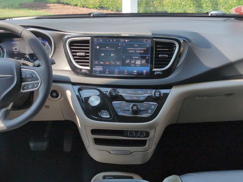 Used 2024 Chrysler Pacifica Touring-L FWD image 28