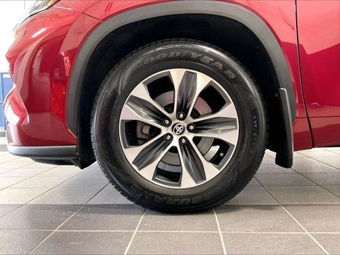 Used 2022 Toyota Highlander XLE AWD/4WD image 7