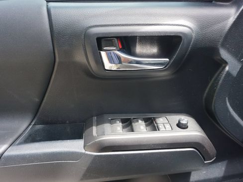 Used 2018 Toyota Tacoma TRD Sport AWD/4WD image 3