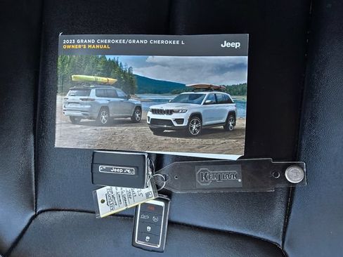 Certified 2023 Jeep Grand Cherokee Limited w/ Black Appearance Package AWD/4WD image 32
