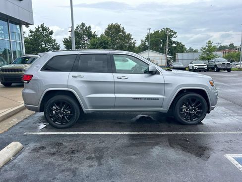 Used 2020 Jeep Grand Cherokee Altitude AWD/4WD image 2