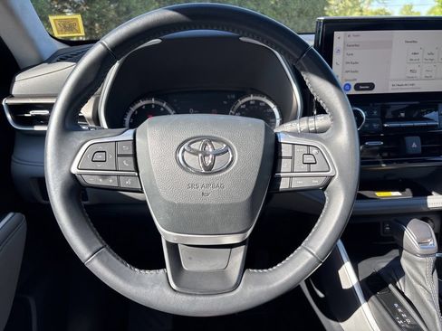 Used 2023 Toyota Highlander XLE AWD/4WD image 25
