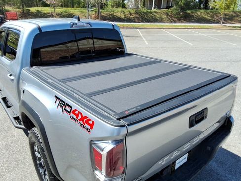 Used 2022 Toyota Tacoma TRD Off-Road w/ Technology Package image 17