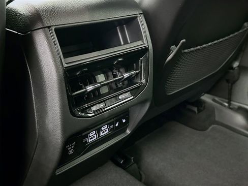 Used 2024 Jeep Grand Cherokee Limited w/ Black Appearance Package image 26