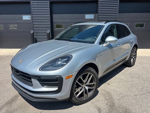 Certified 2025 Porsche Macan AWD/4WD image 1