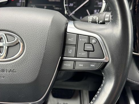 Used 2021 Toyota Highlander XLE AWD/4WD image 13