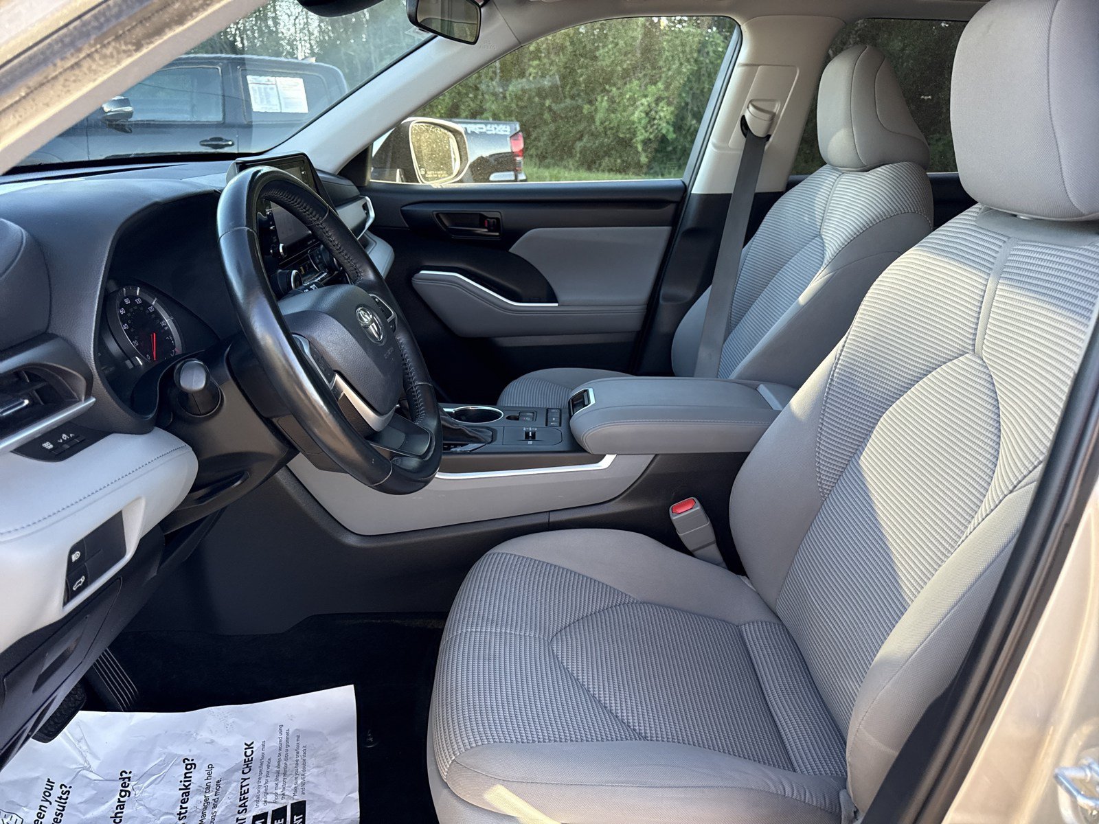 Used 2022 Toyota Highlander LE FWD image 11