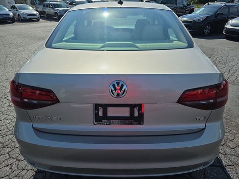 Used 2016 Volkswagen Jetta SE FWD image 14