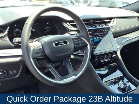 Used 2025 Jeep Grand Cherokee Altitude AWD/4WD image 2