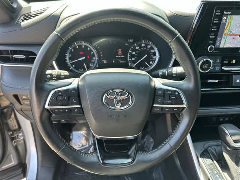 Used 2021 Toyota Highlander XSE FWD image 16
