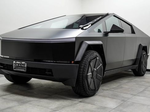 Used 2024 Tesla Cybertruck AWD Crew Cab image 7