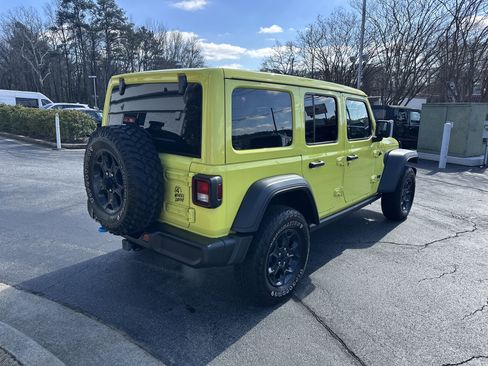 Used 2023 Jeep Wrangler Unlimited w/ Sun & Screen Package image 9