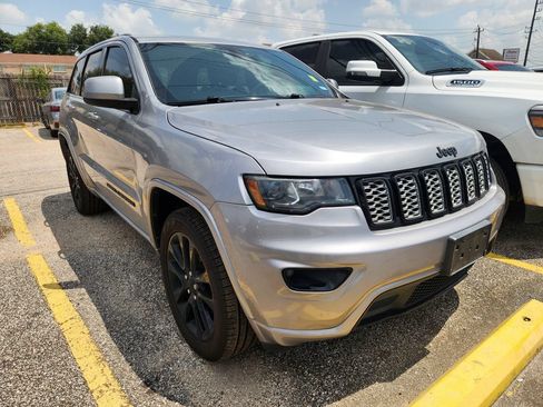 Used 2017 Jeep Grand Cherokee Altitude RWD image 3