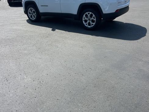 Used 2025 Jeep Compass Latitude w/ Sun & Sound Group AWD/4WD image 7