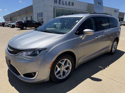 Used 2017 Chrysler Pacifica Touring-L w/ Tire & Wheel Group FWD image 3