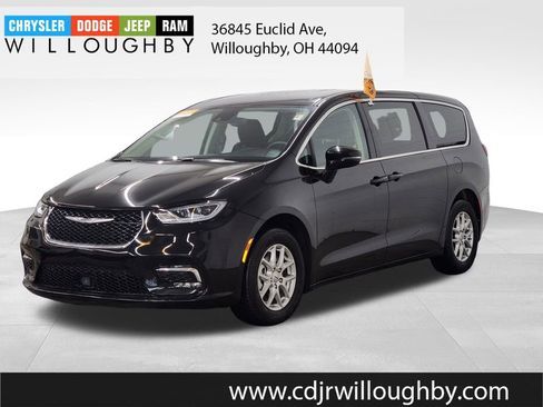 Used 2024 Chrysler Pacifica Touring-L FWD image 1