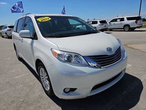 Used 2017 Toyota Sienna XLE w/ XLE Navigation Package FWD image 11