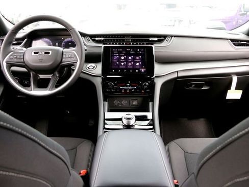 New 2025 Jeep Grand Cherokee L Laredo image 21