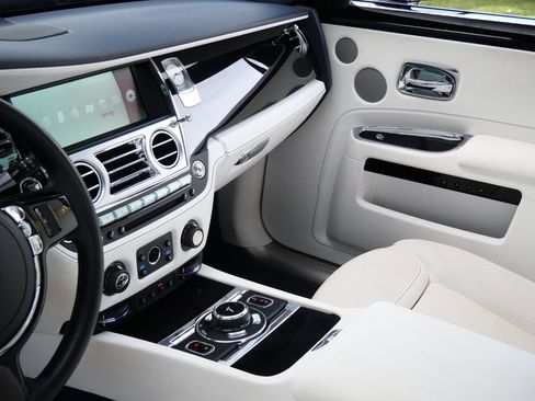 Used 2017 Rolls-Royce Ghost image 24