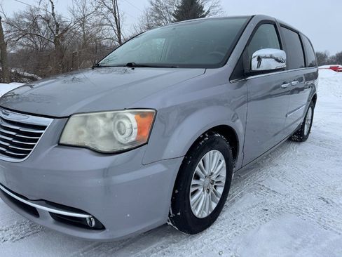 Used 2013 Chrysler Town & Country Limited image 9