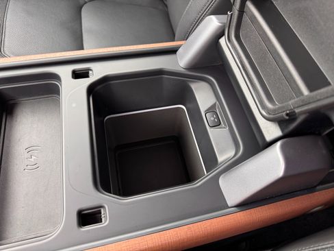 Used 2023 Land Rover Defender 110 X-Dynamic SE image 37