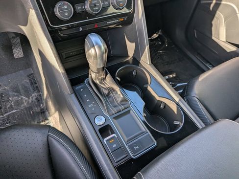Certified 2023 Volkswagen Atlas Cross Sport SE w/ Panoramic Sunroof Package FWD image 23
