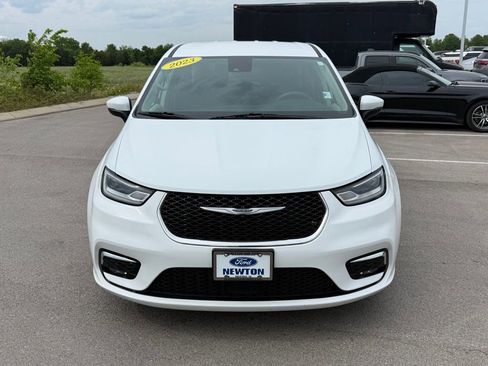Used 2023 Chrysler Pacifica Touring-L FWD image 39