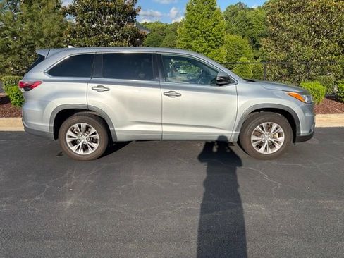 Used 2015 Toyota Highlander Plus FWD image 1
