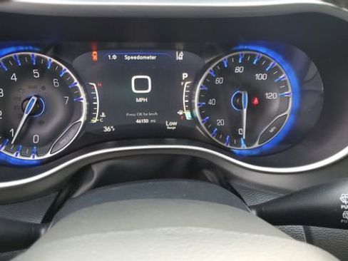 Certified 2025 Chrysler Pacifica Select image 13