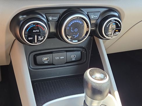 Used 2025 Hyundai Venue SEL FWD image 19