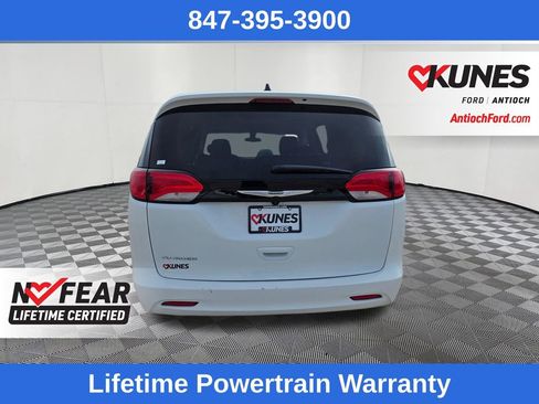 Used 2022 Chrysler Voyager LX image 6