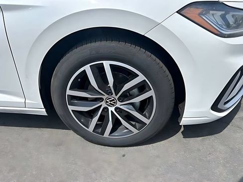 Used 2025 Volkswagen Jetta SE FWD image 10