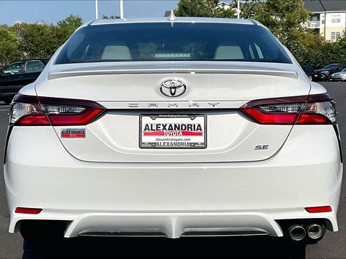 Used 2022 Toyota Camry SE FWD image 4