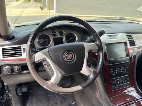 Used 2011 Cadillac Escalade EXT Luxury AWD/4WD image 22