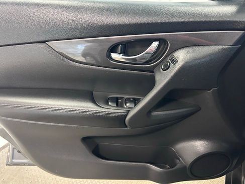 Used 2017 Nissan Rogue S w/ S Appearance Package AWD/4WD image 4