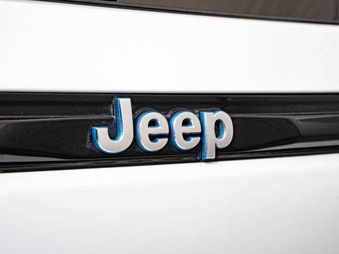 Used 2022 Jeep Grand Cherokee Summit AWD/4WD image 17