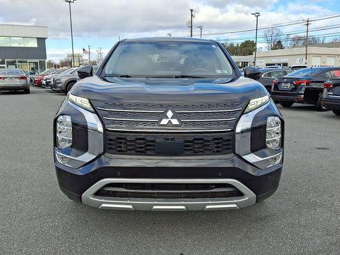 Used 2022 Mitsubishi Outlander SE image 2