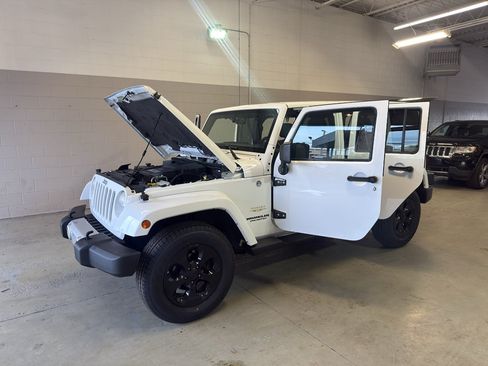 Used 2014 Jeep Wrangler Unlimited Sahara w/ Dual Top Group AWD/4WD image 11