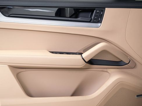 Certified 2026 Porsche Cayenne E-Hybrid Coupe AWD/4WD image 6