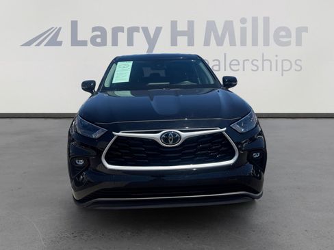 Used 2025 Toyota Highlander LE FWD image 8