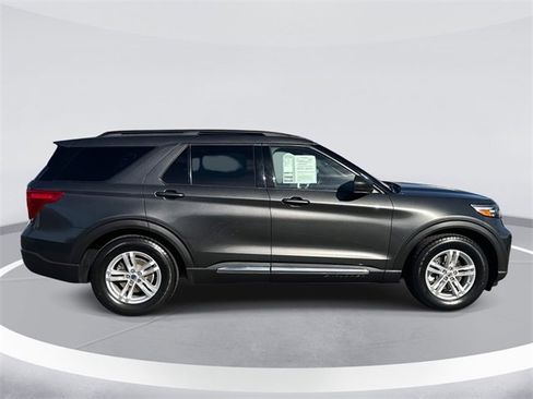 Used 2020 Ford Explorer XLT w/ Equipment Group 202A image 4