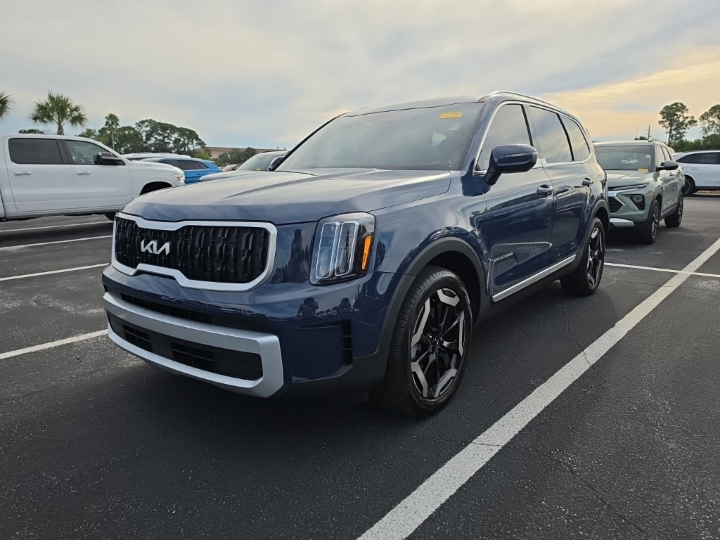 Certified 2025 Kia Telluride EX w/ EX Captain's Chair Package FWD image 5