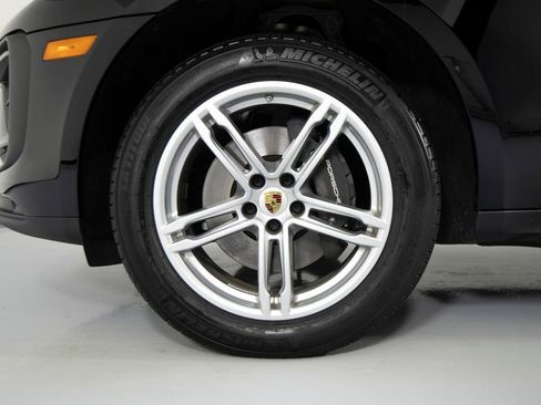 Certified 2025 Porsche Macan image 14