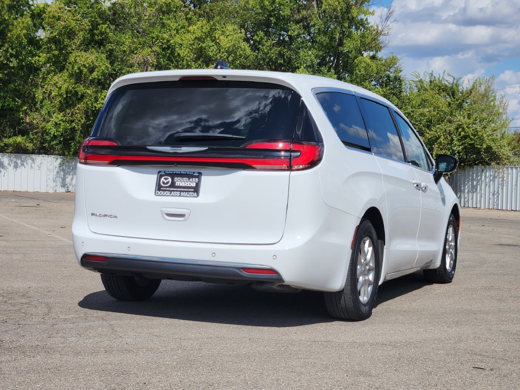 Used 2024 Chrysler Pacifica Touring-L FWD image 4