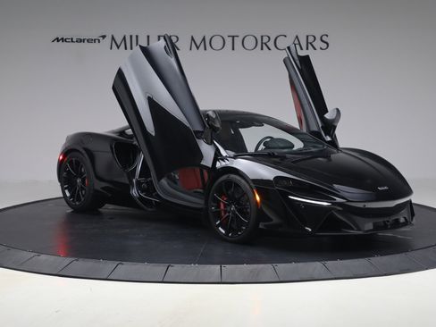 Used 2024 McLaren Artura RWD image 20